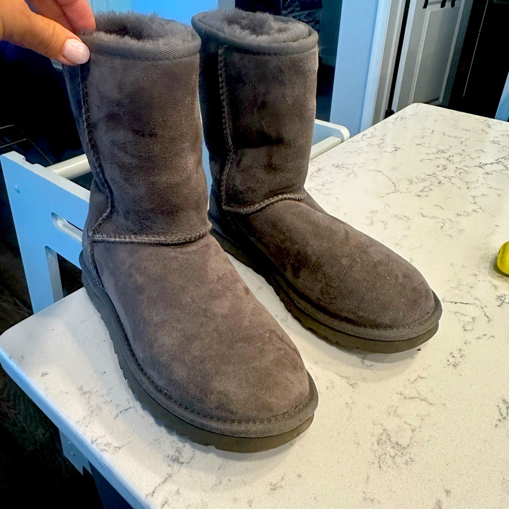 UGG CLASSIC BOOT- GRAY